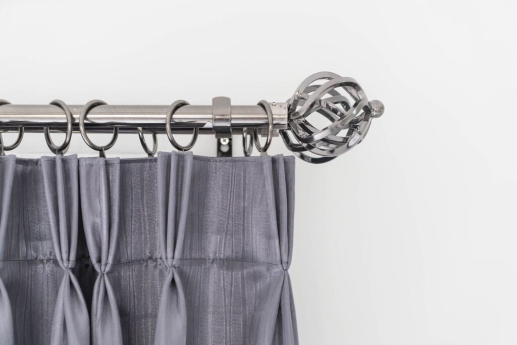 How Should Curtain Rod Brackets Be Installed Properly?